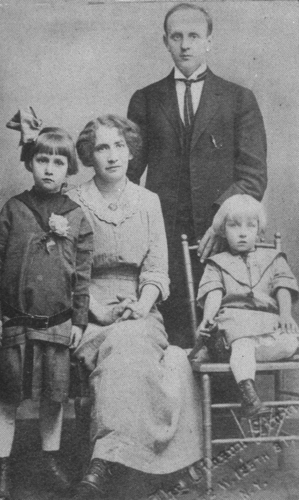 cook-robert-family-cropped Robert and Anna Cook with their daughters Blossom and Dorothy in 1913—the year they arrived in India